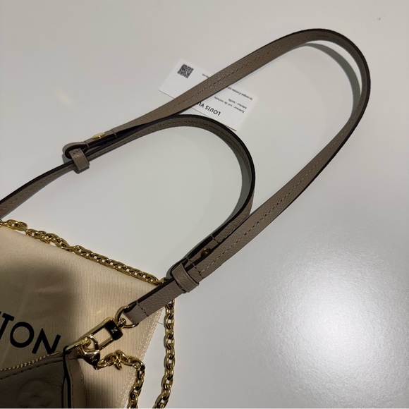 Louis Vuitton Easy on Pouch Bag Turtledove Grey - Picture 4 of 16